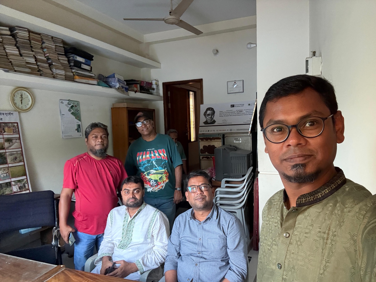 ৮ মে — অনুষ্ঠানের আগের দিন অনুসন্ধানীর কার্যালয়ে প্রস্তুতি সভা।